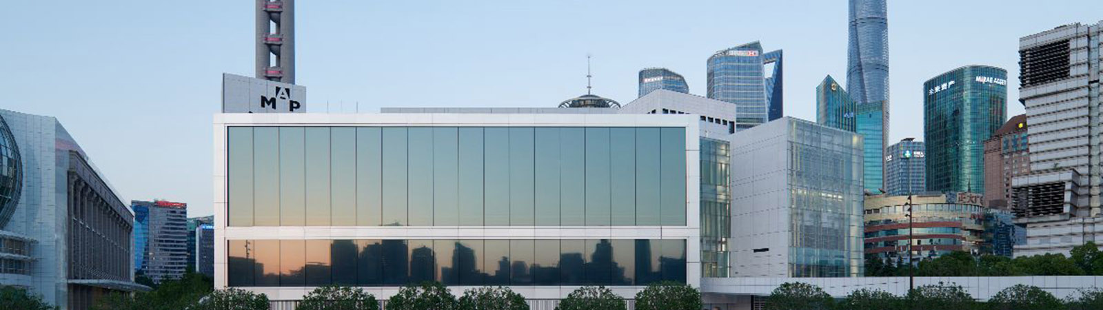 Экспонаты ретроспективной выставки Loro Piana в Шанхае