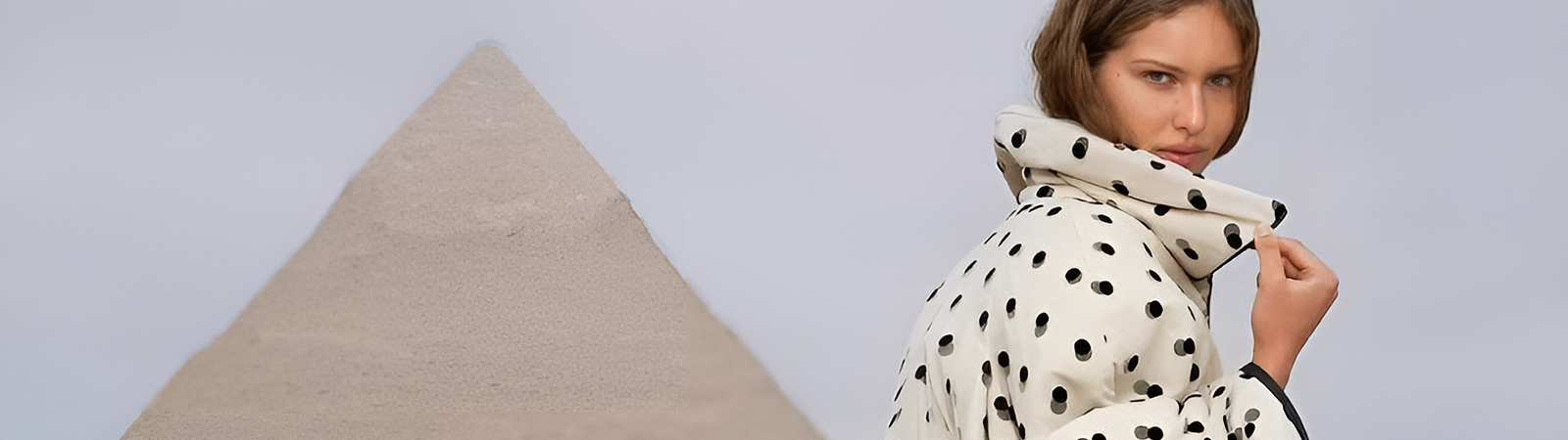 Кампейн Jacquemus La Croisi&egrave;re 2025 у пирамид Гизы