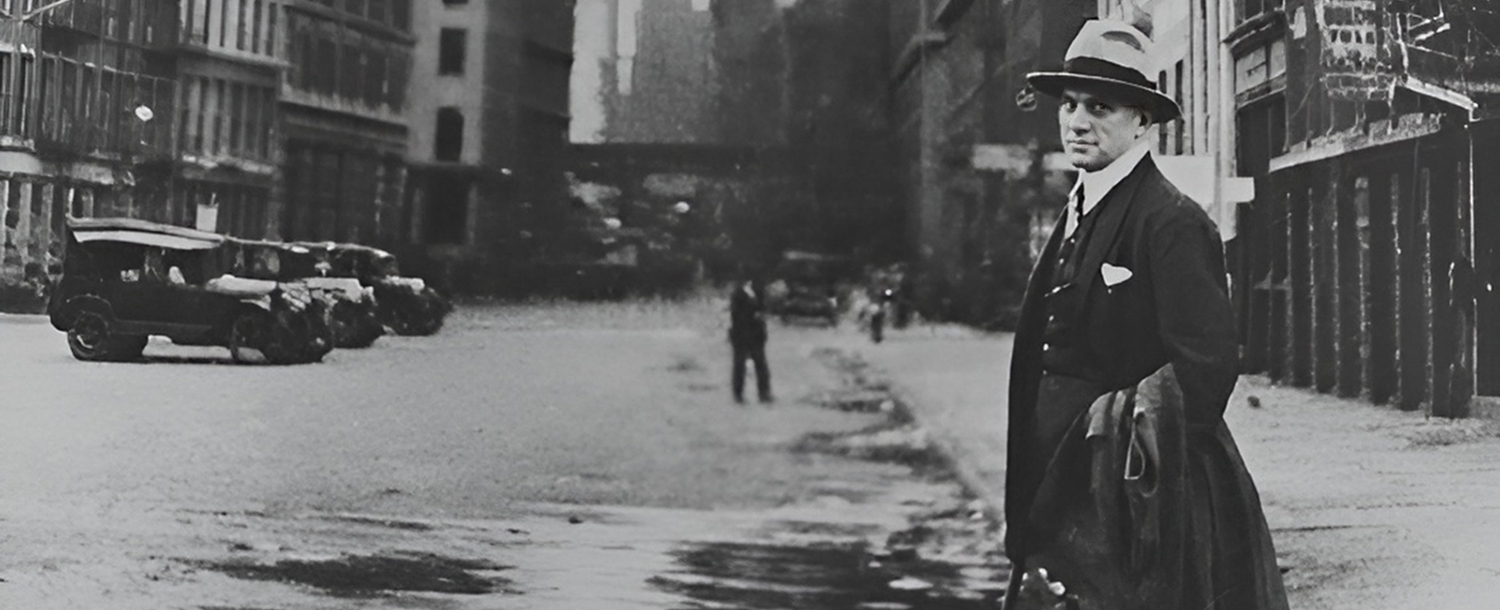 Фото Маяковского в цилиндре и с тростью