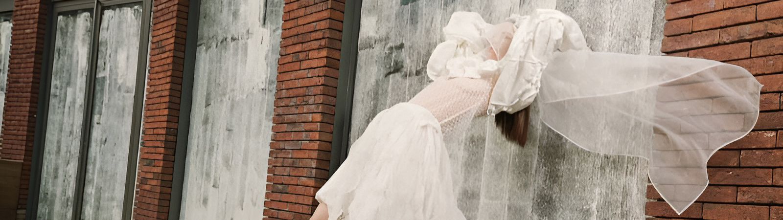 Невеста в платье Simone Rocha Carnation Balconette