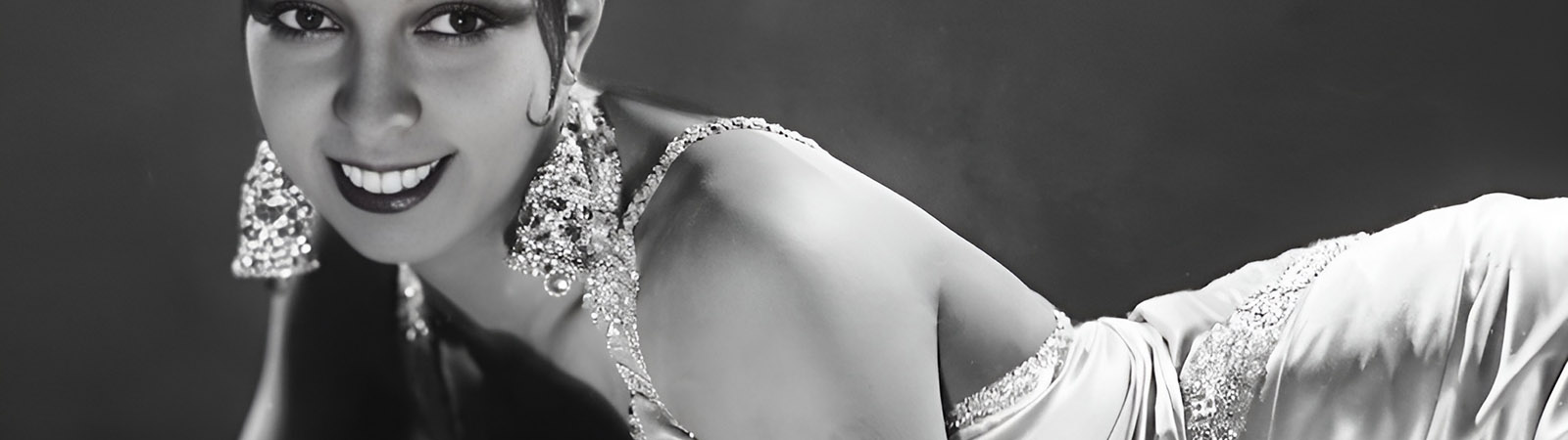 Жозефина Бейкер в юбке