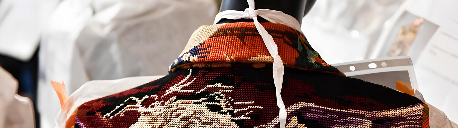 Экспонаты выставки Louvre Couture в Лувре