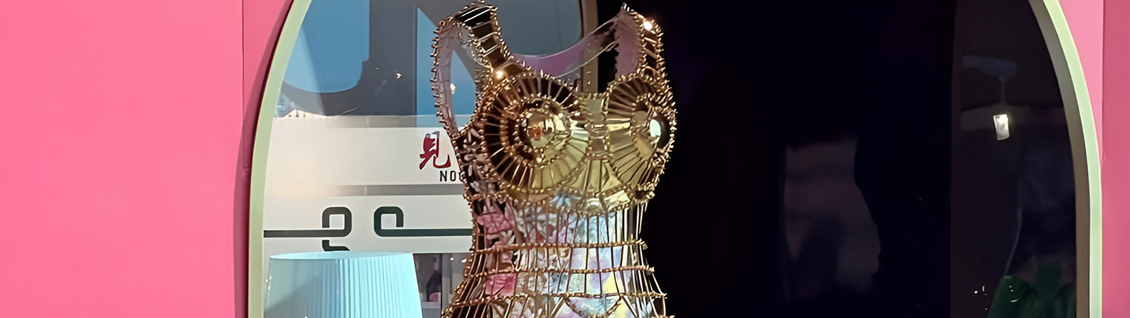 Фарфоровое платье Ю Пэя на Art Basel Hong Kong Фарфоровое платье Ю Пэя на Art Basel Hong Kong