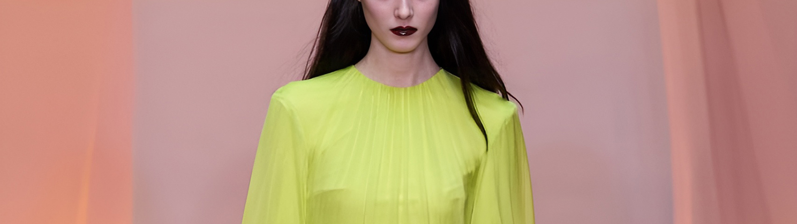 Неоновый костюм Tom Ford осень-зима 2025