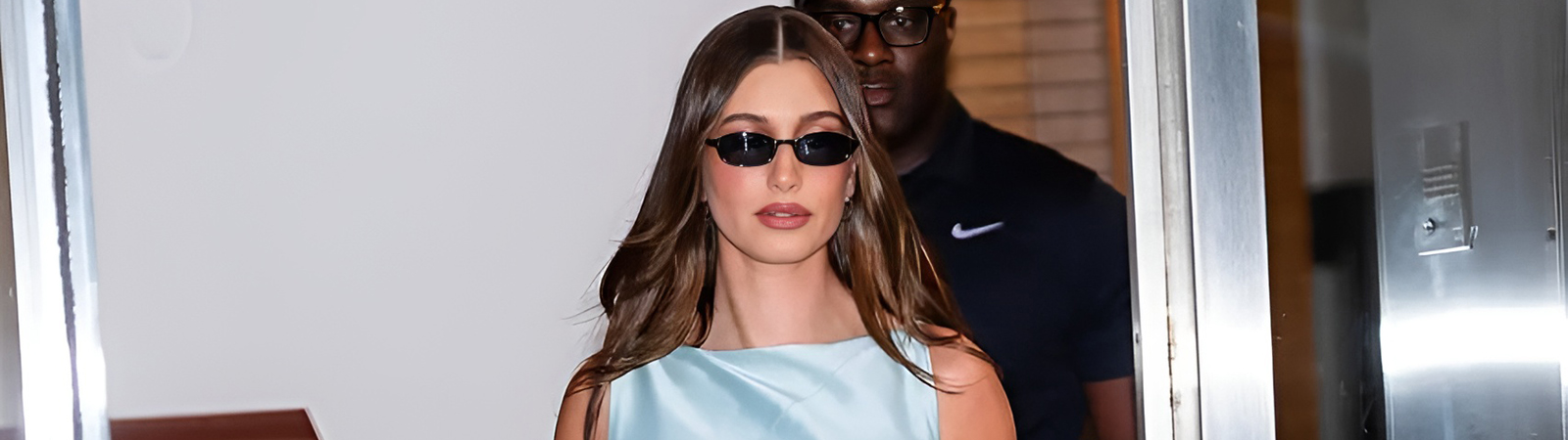 Хейли Бибер в архивном платье Gucci весна/лето 1998 года