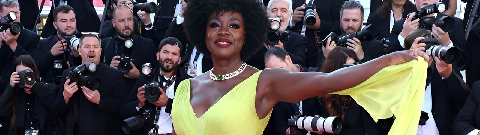 Вайола Дэвис в ярком желтом платье от Gucci