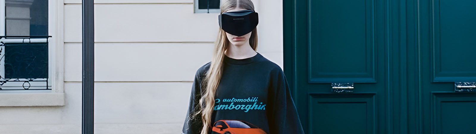 Модели в одежде Balenciaga x Lamborghini рядом с суперкаром Lamborghini Revuelto