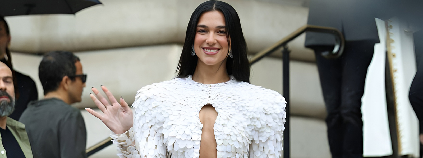 Символ стиля: Дуа Липа в кутюрном платье от Schiaparelli Символ стиля: Дуа Липа в кутюрном платье от Schiaparelli