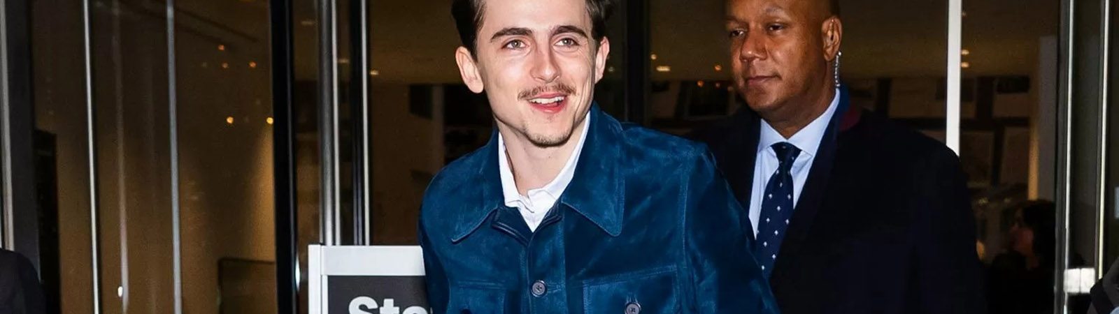 Тимоти Шаламе в синей замшевой куртке Chlo&eacute;