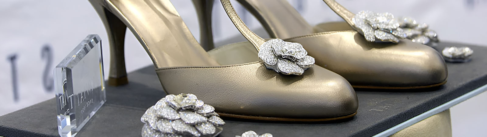 Туфли Stuart Weitzman, украшенные бриллиантами