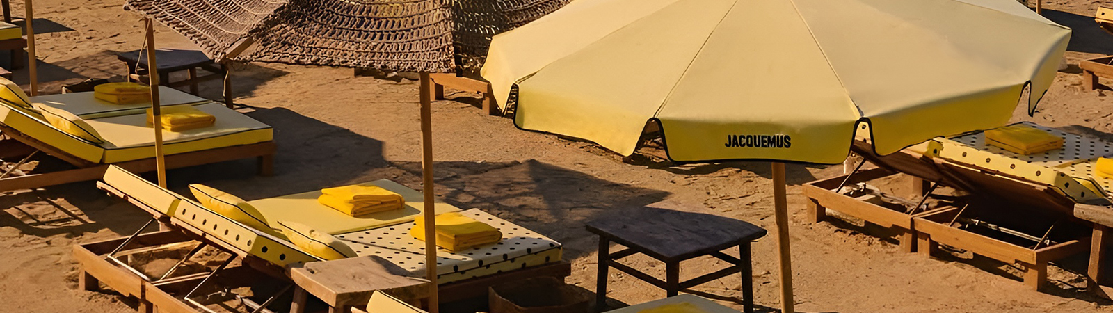 Брендированный пляж Jacquemus в Кала Жондаль
