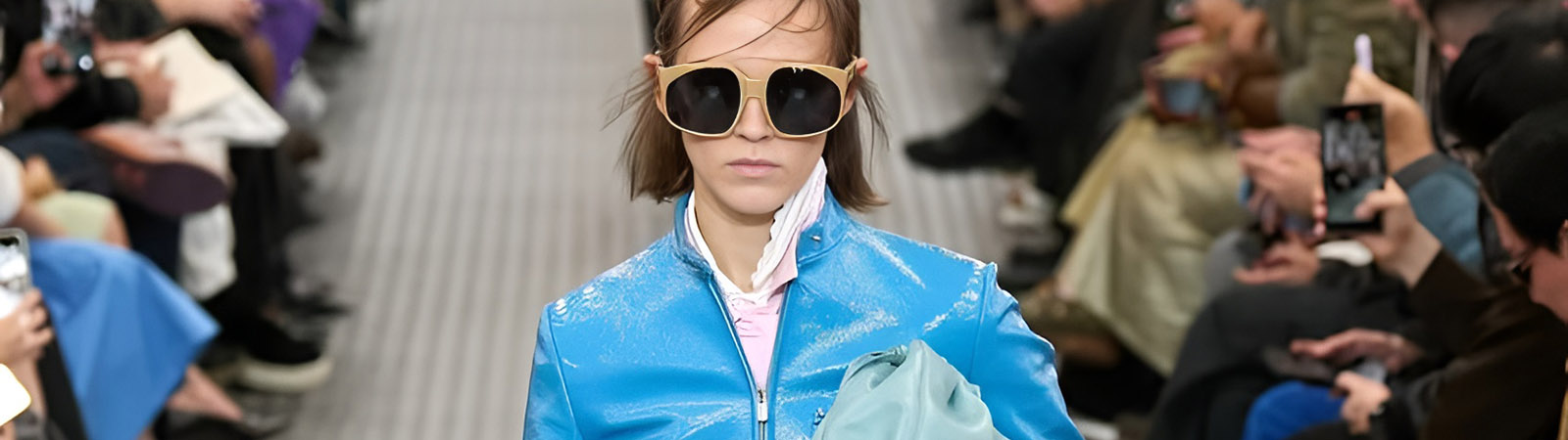 Укороченная кожаная куртка на показе весна-лето 2025 в Париже. Укороченная кожаная куртка на показе весна-лето 2025 в Париже.