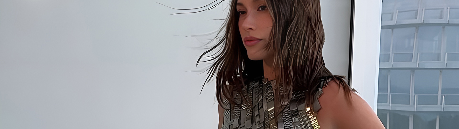 Хейли Бибер в платье Marine Serre