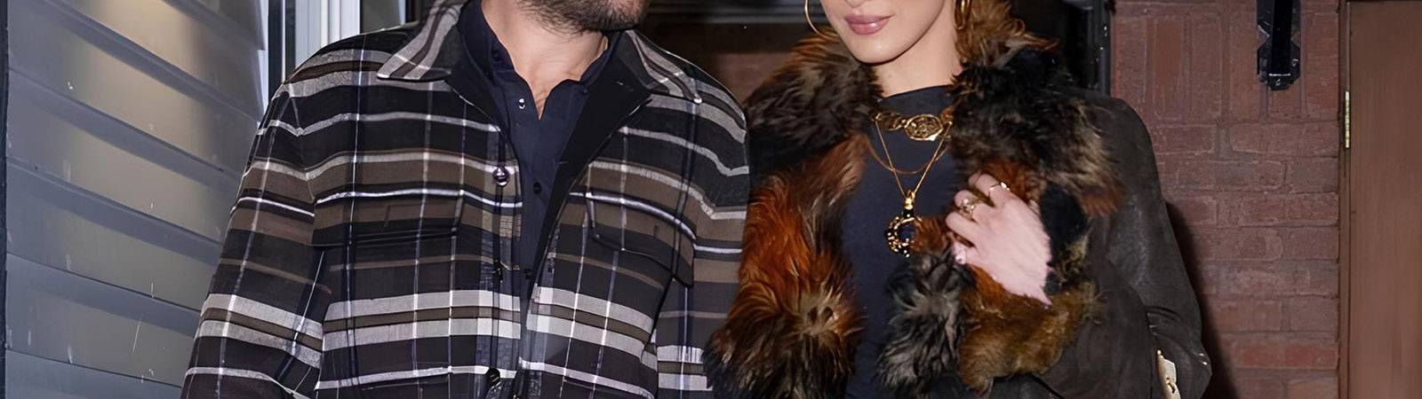 Белла Хадид в пальто Chanel