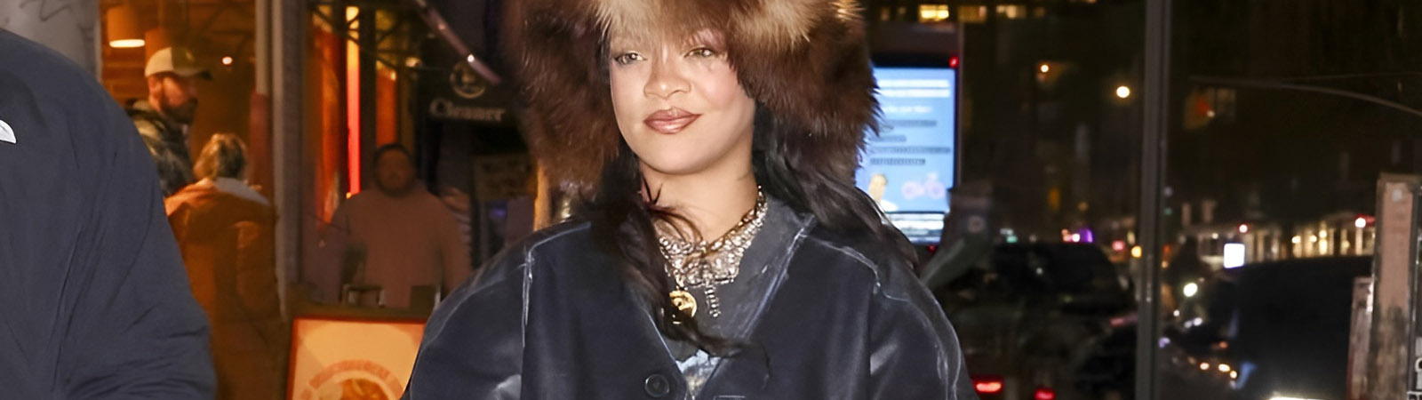 Рианна в стильном образе Dior на улицах Нью-Йорка