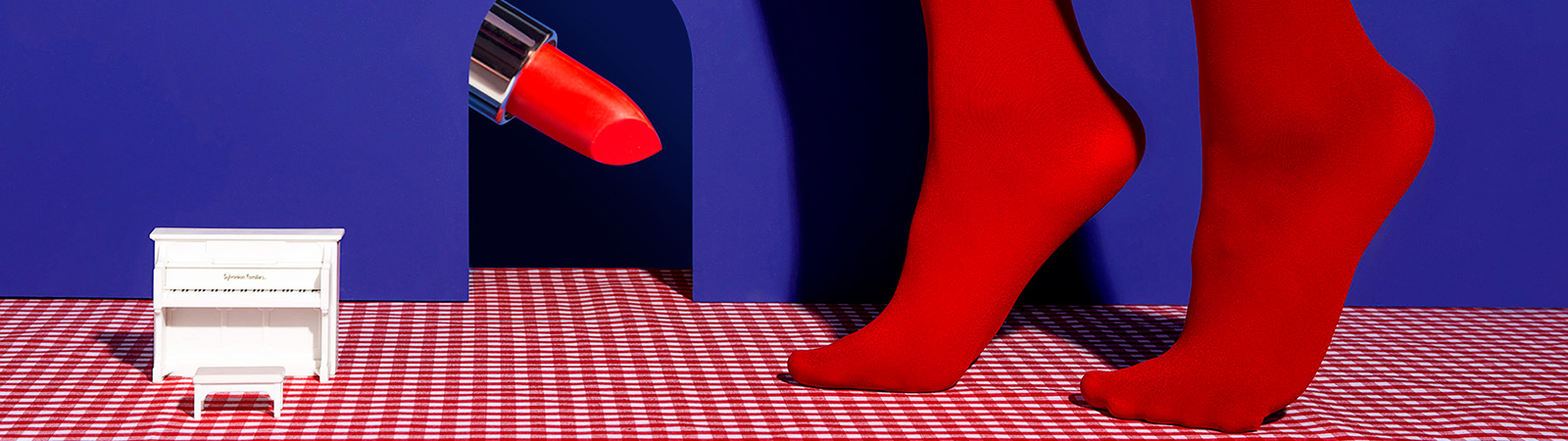 Модель в сюрреалистической композиции Ги Бурдена Модель в сюрреалистической композиции Ги Бурдена