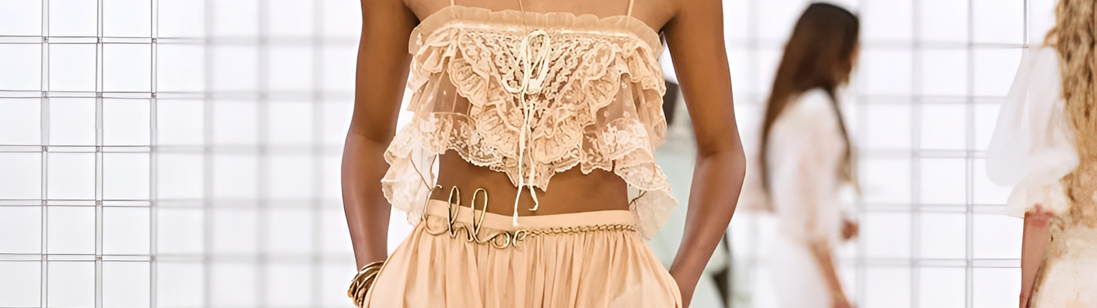 Тонкий бодичейн на бедрах