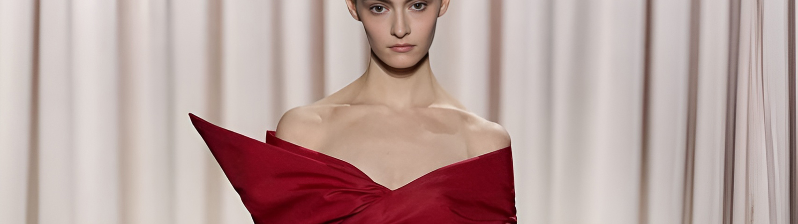 Платье из коллекции Giambattista Valli Весна-Лето 2025