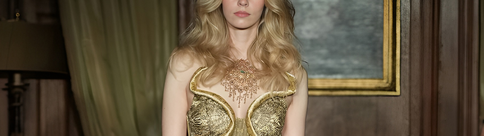 Модель в платье из коллекции Рональда ван дер Кемпа весна-лето 2025