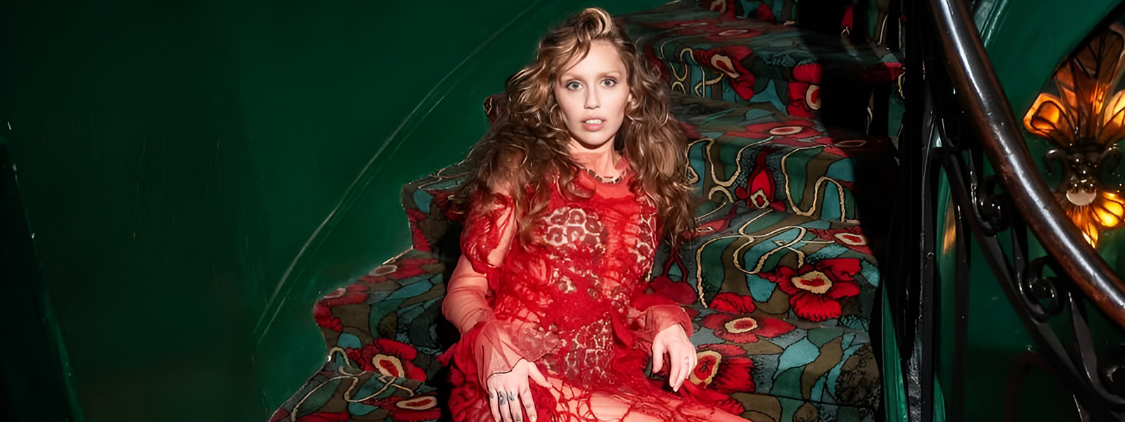 Майли Сайрус и магия моды на камерном концерте в Париже