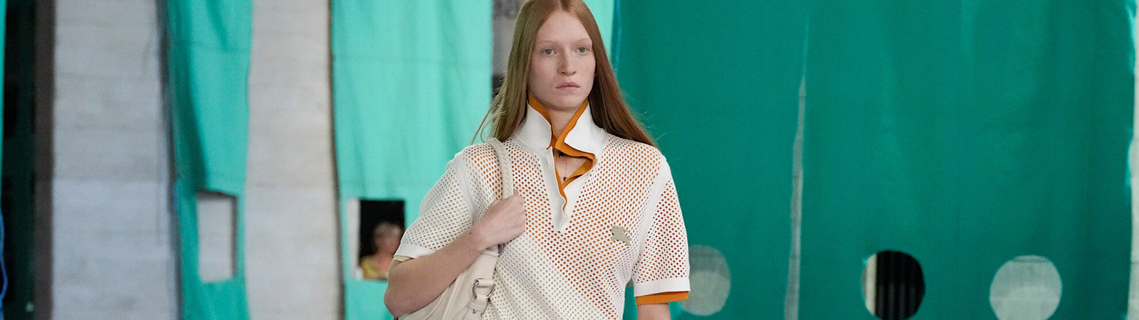 Подиум Burberry весна-лето 2025 Подиум Burberry весна-лето 2025