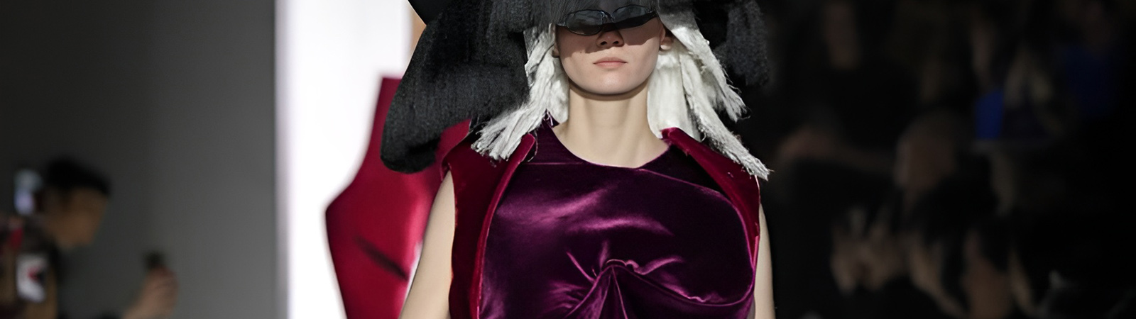 Показ осенне-зимней коллекции Comme des Garçons 2025 Показ осенне-зимней коллекции Comme des Garçons 2025