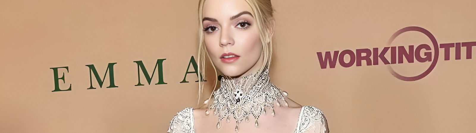 Аня Тейлор-Джой в винтажном платье Bob Mackie