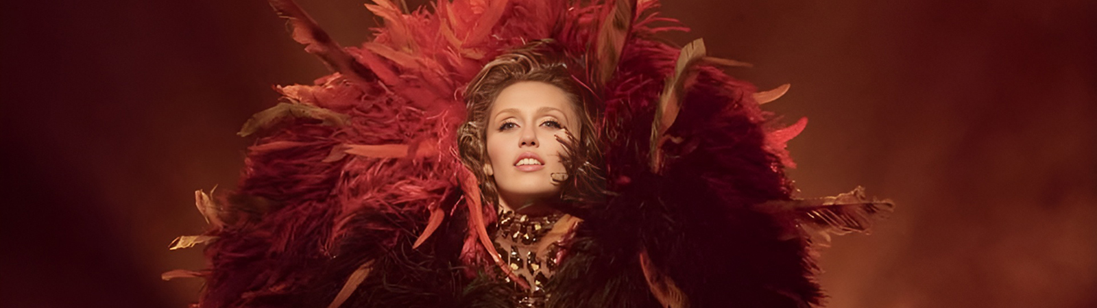 Майли Сайрус и модный цирк Mugler: триумф архивного гламура