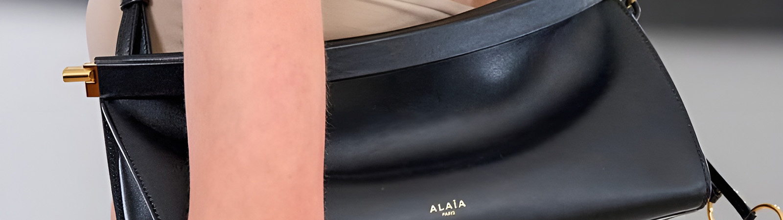 Сумка Le Click от Ala&iuml;a на показе Summer-Fall 2025