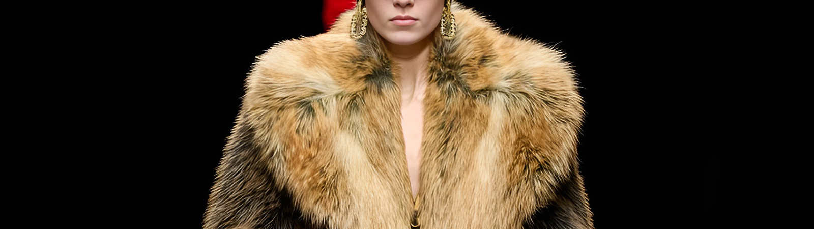 Пальто с мехом на юбилейном показе