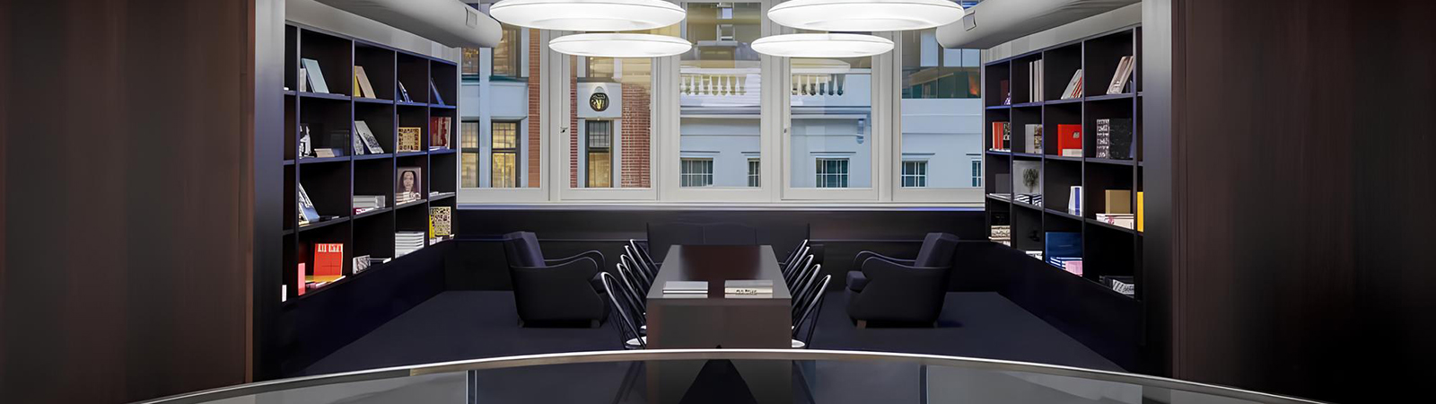 Интерьер кафе Ala&iuml;a на Нью-Бонд Стрит