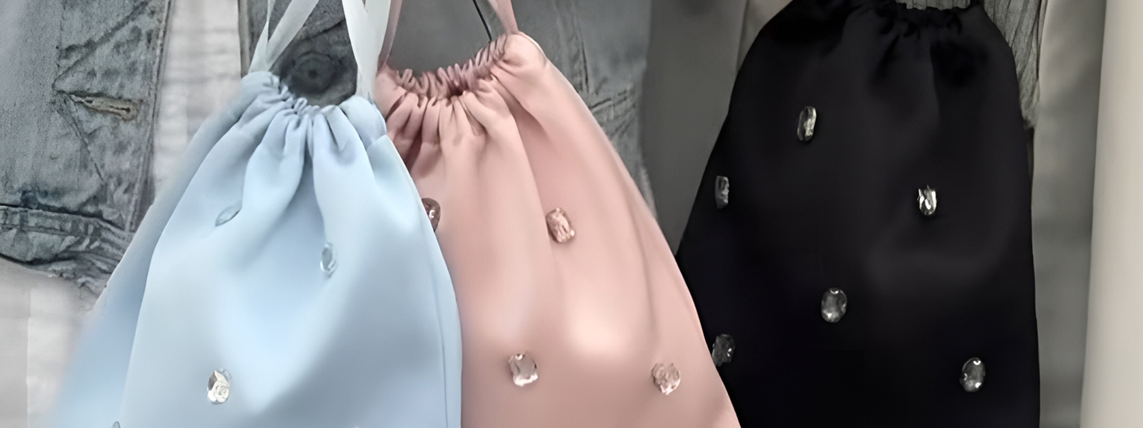 Пышный атлас, блеск страз и креатив: сумка-мешочек из коллаборации Nasspen × Novembre Пышный атлас, блеск страз и креатив: сумка-мешочек из коллаборации Nasspen × Novembre