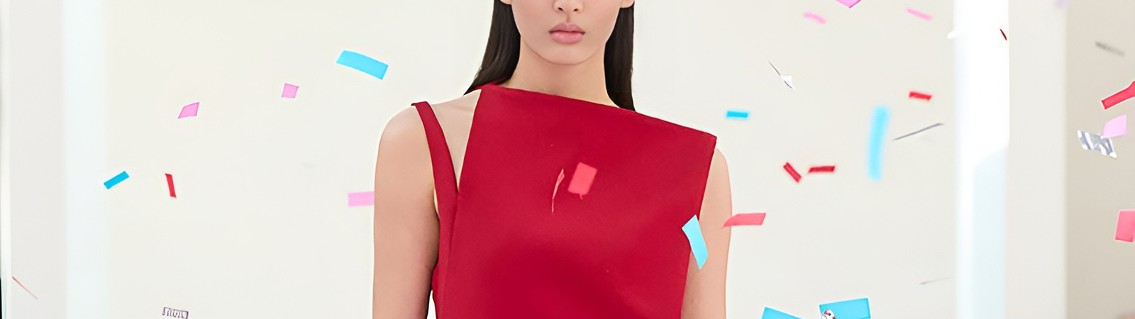 Показ Courr&egrave;ges осень-зима 2025 в Carreau du Temple