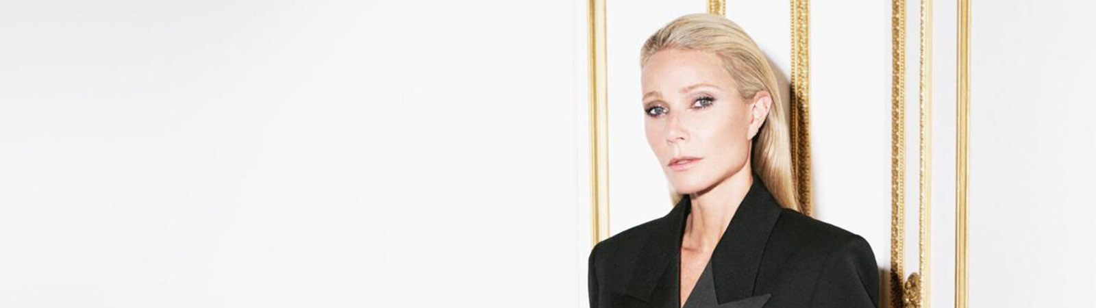 Гвинет Пэлтроу в элегантном черном костюме от Saint Laurent