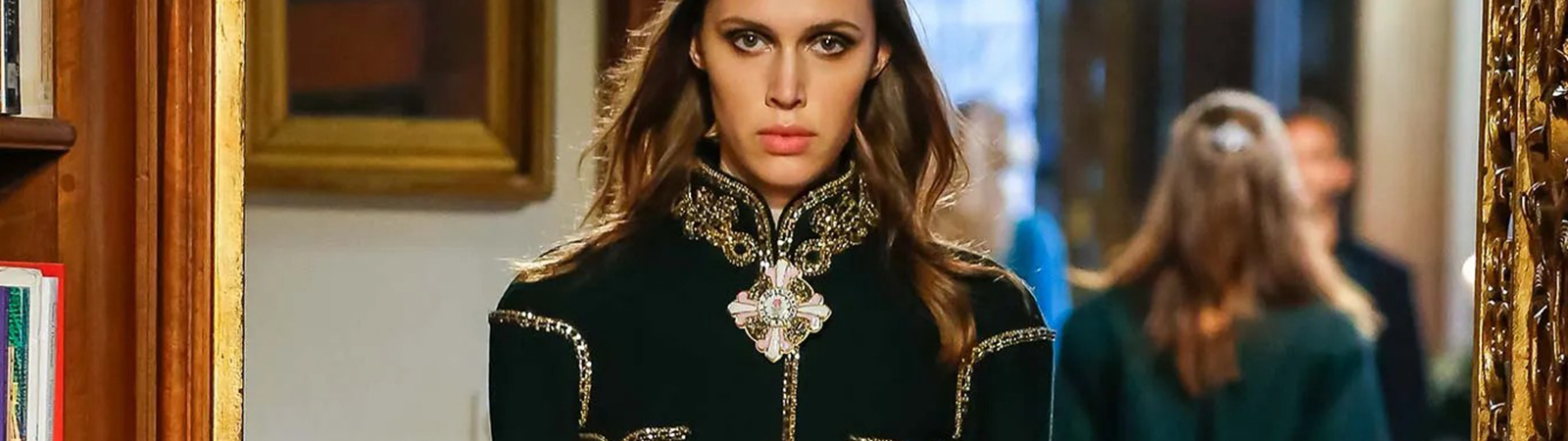 Модели в ярких образах Chanel Pre-Fall 2015 &mdash; M&eacute;tiers d&rsquo;art