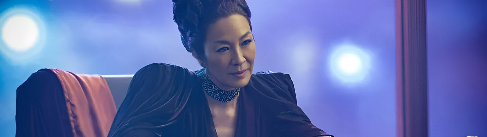 Мишель Йео в костюме Balenciaga на съемках «Звездный путь: Секция 31» Мишель Йео в костюме Balenciaga на съемках «Звездный путь: Секция 31»