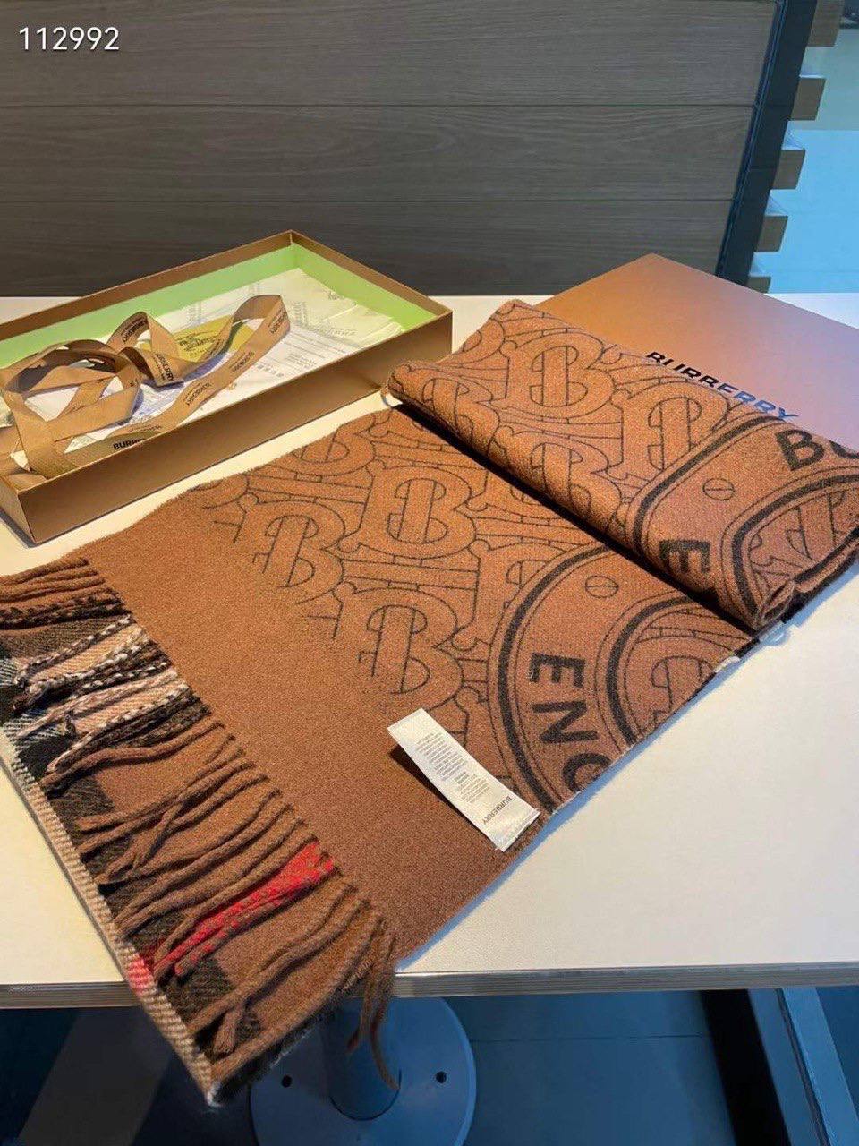 Шарф для стильных образов Burberry BP-39112 Шарф для стильных образов Burberry BP-39112