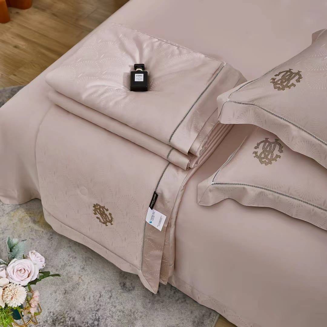 Roberto Cavalli комплект постельного белья с легким одеялом BP-13523 Roberto Cavalli комплект постельного белья с легким одеялом BP-13523