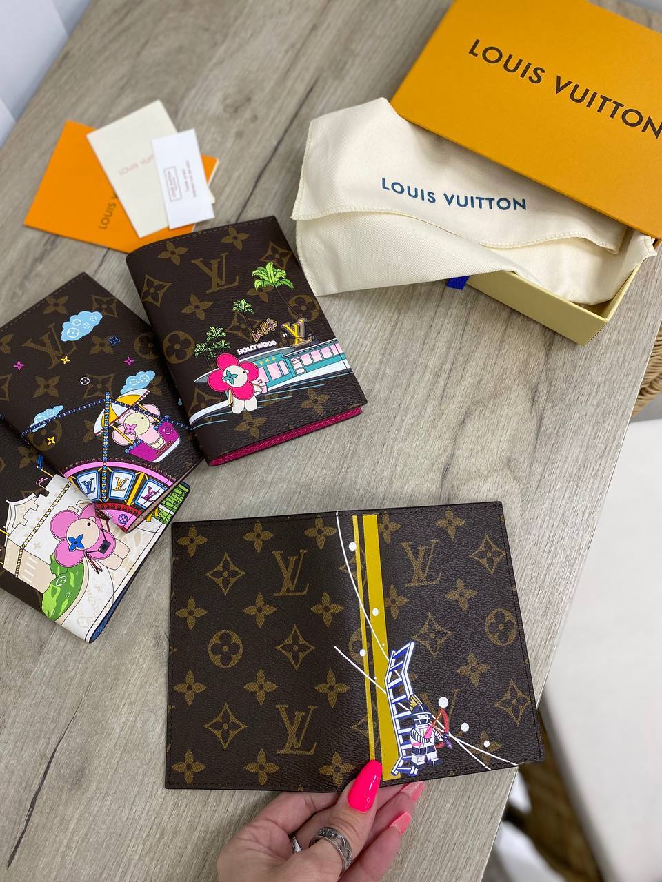 Обложка на паспорт коллекционная Louis Vuitton BP-23778 Обложка на паспорт коллекционная Louis Vuitton BP-23778