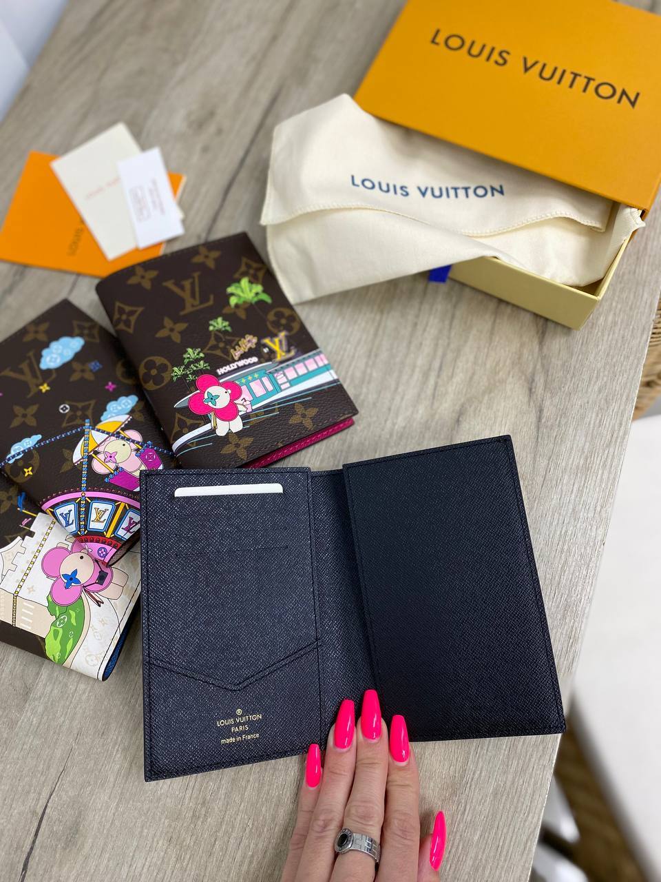 Обложка на паспорт коллекционная Louis Vuitton BP-23778 Обложка на паспорт коллекционная Louis Vuitton BP-23778