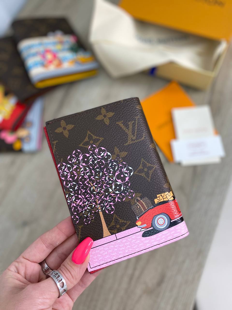 Коричневая обложка на паспорт с узорами Louis Vuitton BP-23784 Коричневая обложка на паспорт с узорами Louis Vuitton BP-23784