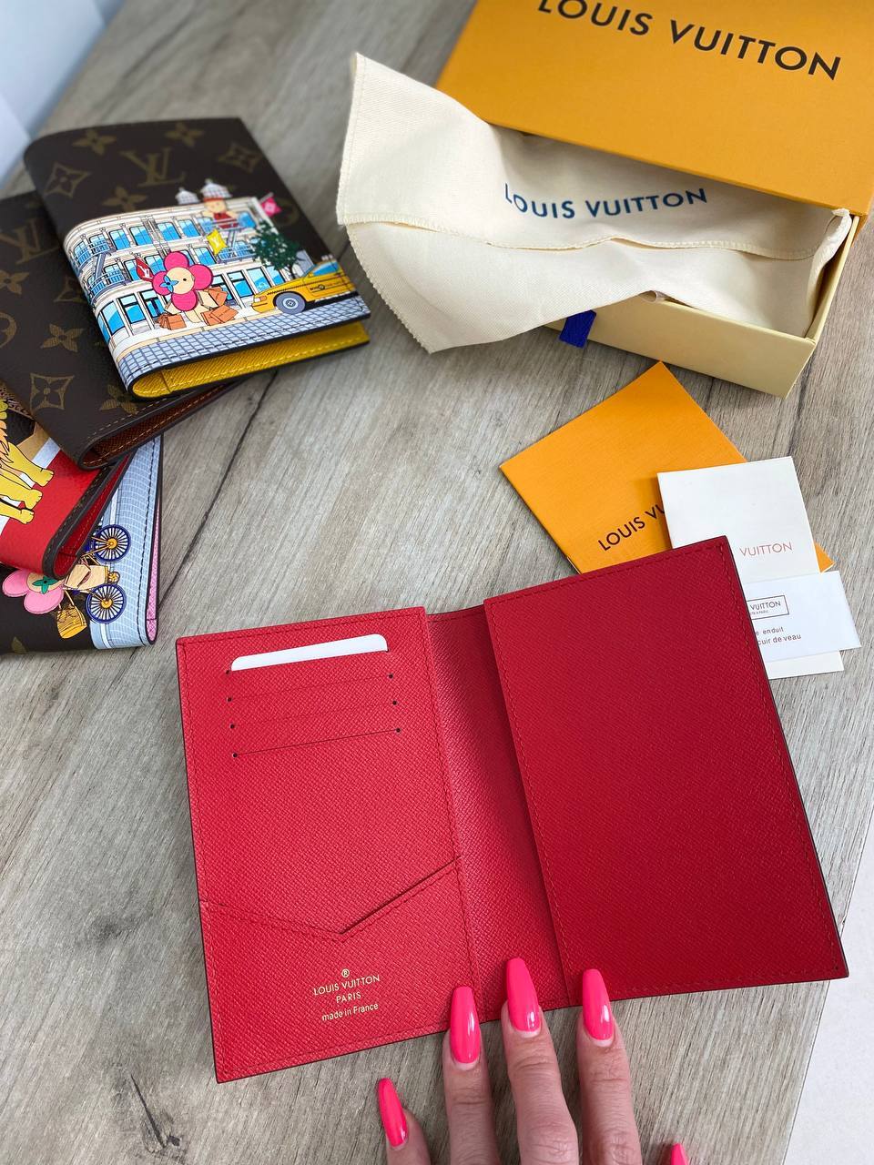 Коричневая обложка на паспорт с узорами Louis Vuitton BP-23784 Коричневая обложка на паспорт с узорами Louis Vuitton BP-23784