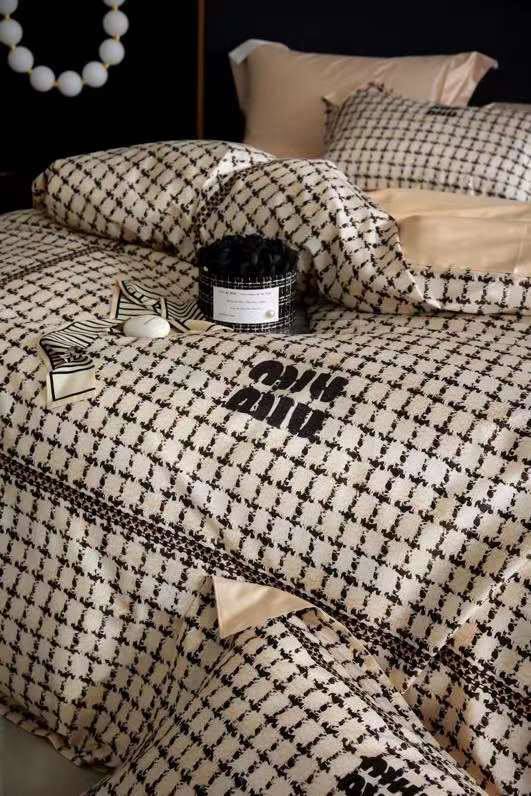 Комплект постельного белья бежевый Miu Miu BP-54008 стильный Комплект постельного белья бежевый Miu Miu BP-54008 стильный