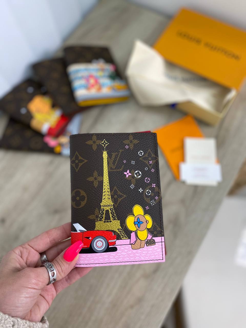 Коричневая обложка на паспорт с узорами Louis Vuitton BP-23784 Коричневая обложка на паспорт с узорами Louis Vuitton BP-23784