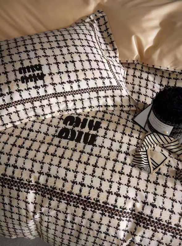 Комплект постельного белья бежевый Miu Miu BP-54008 стильный Комплект постельного белья бежевый Miu Miu BP-54008 стильный