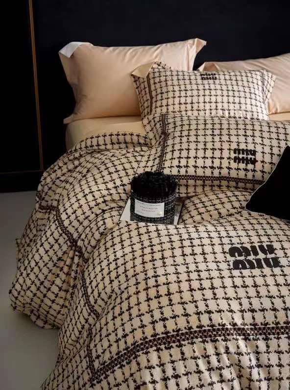 Комплект постельного белья бежевый Miu Miu BP-54008 стильный Комплект постельного белья бежевый Miu Miu BP-54008 стильный