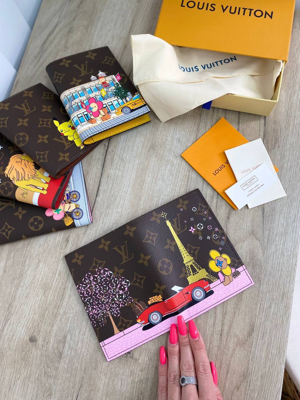 Коричневая обложка на паспорт с узорами Louis Vuitton BP-23784 Коричневая обложка на паспорт с узорами Louis Vuitton BP-23784