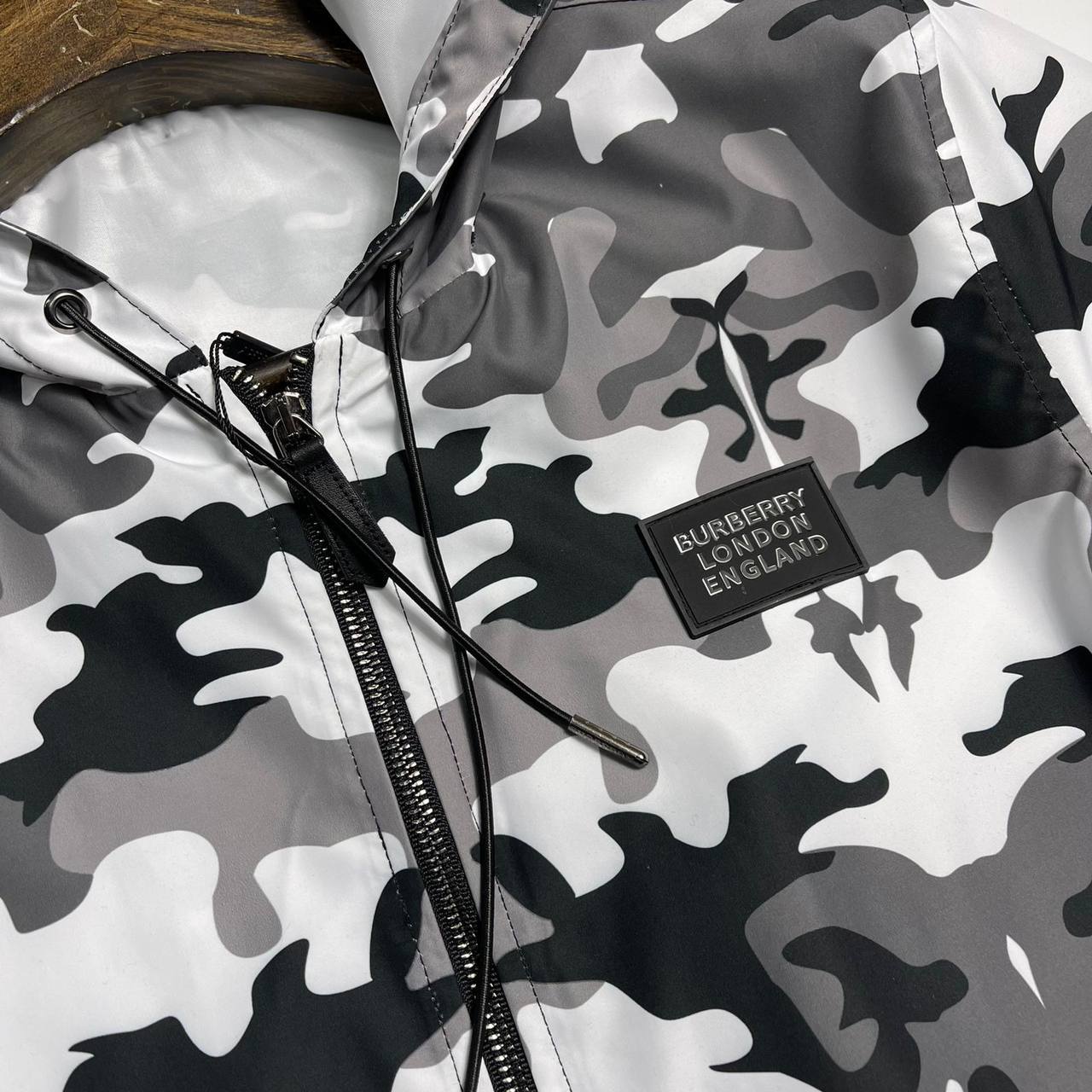 Легкая ветровка Burberry BP-18247 Легкая ветровка Burberry BP-18247