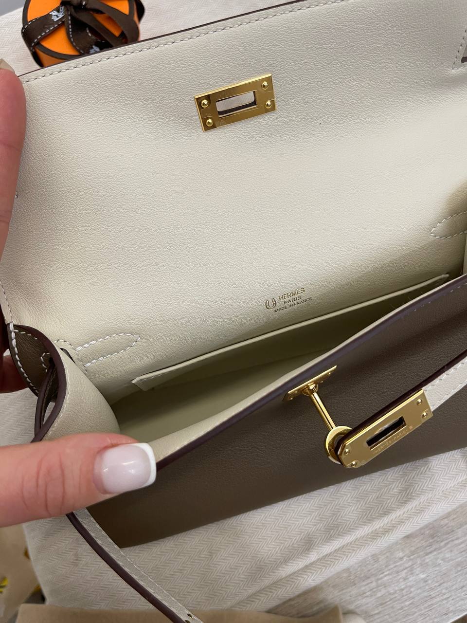 Перламутрово-серая Kelly Pochette Hermes коллекционная BP-44510 Перламутрово-серая Kelly Pochette Hermes коллекционная BP-44510