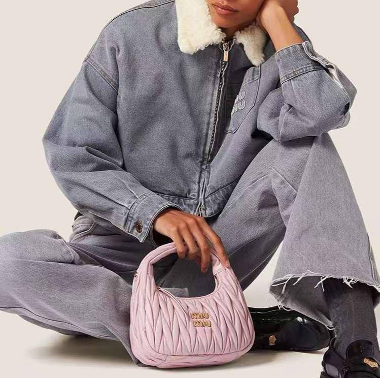 Женская куртка Miu Miu коллекционная BP-40119 Женская куртка Miu Miu коллекционная BP-40119